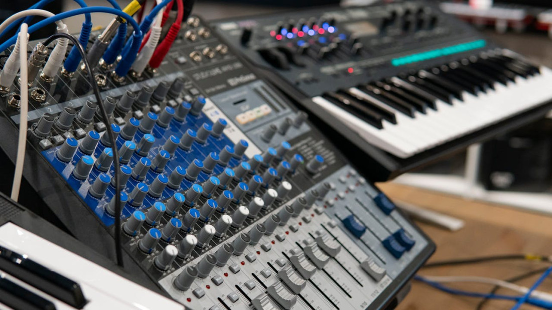 Le guide complet des plateformes spécialisées en équipement sono pour créateurs vidéo